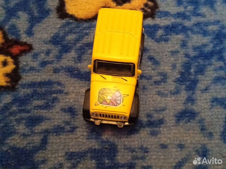 Детская маленькая игрушечная машинка