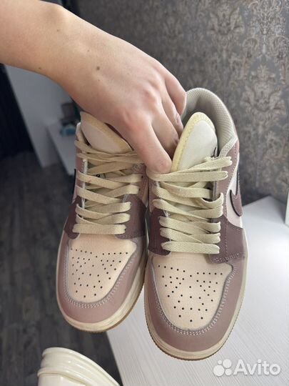 Кроссовки женские