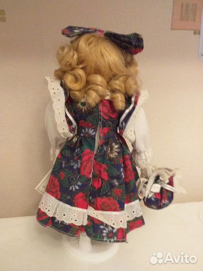 Фарфоровая кукла