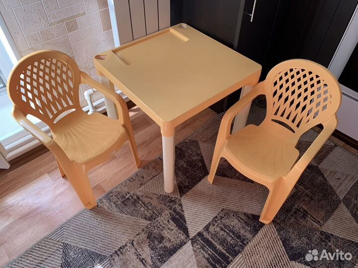 Детский Стол и 2 детских стула
