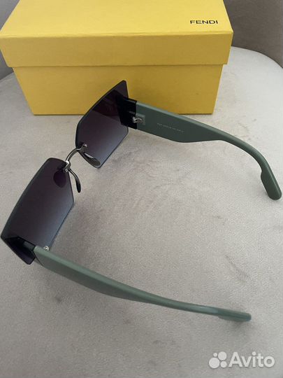 Солнцезащитные очки fendi