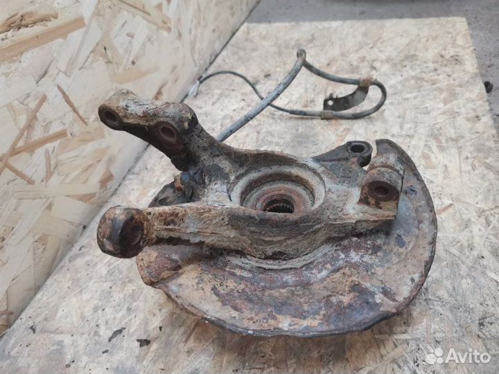 Кулак поворотный передний левый Suzuki Liana 1.6