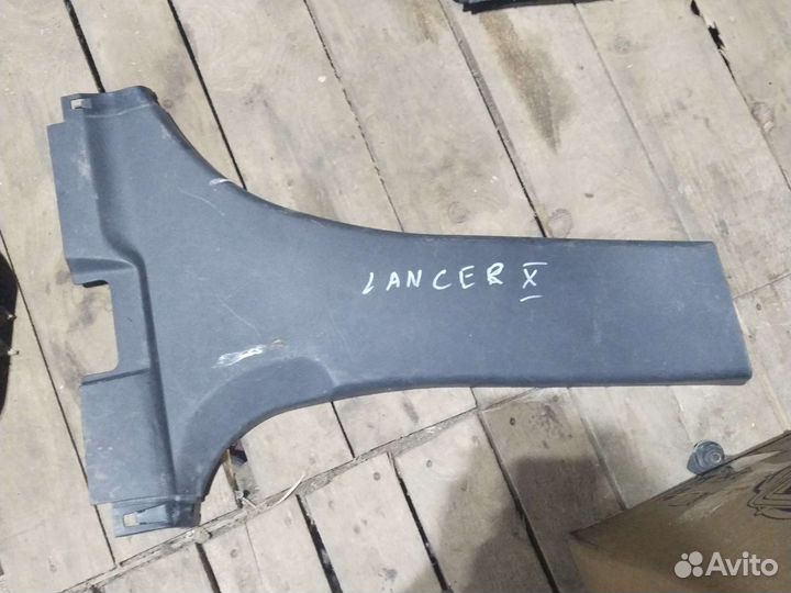 7211A056 Обшивка стойки mitsubishi Lancer