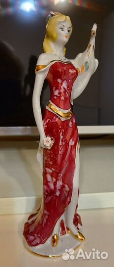 Статуэтка фарфор