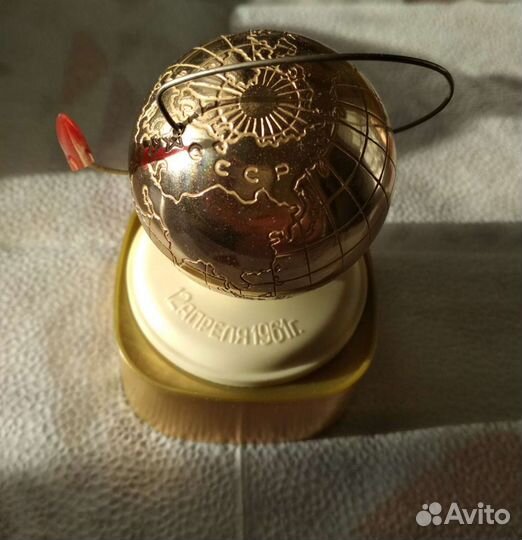 Глобус с ракетой СССР 12 апреля 1961 год