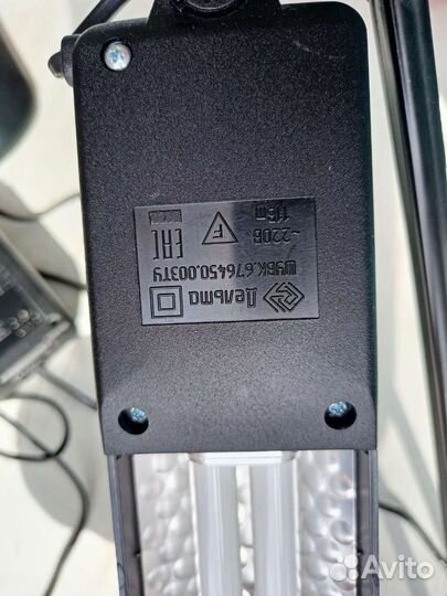 Светильник на подставке черный дельта