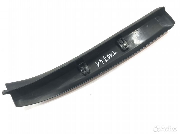 Накладка петли левая Volkswagen Touareg