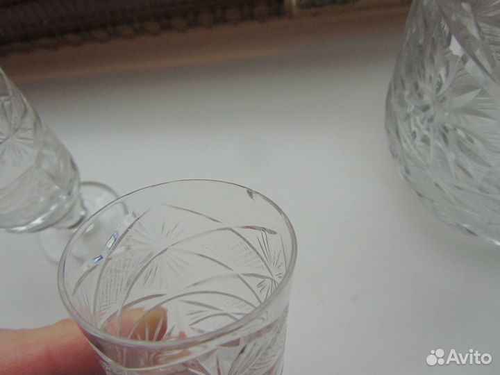 Хрустальный графин с рюмками