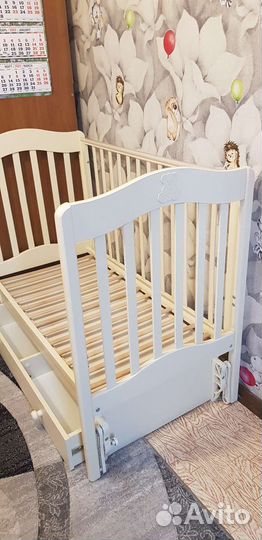 Детская кроватка с маятником