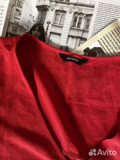 Блуза-футболка красная и широкие брюки в полоску