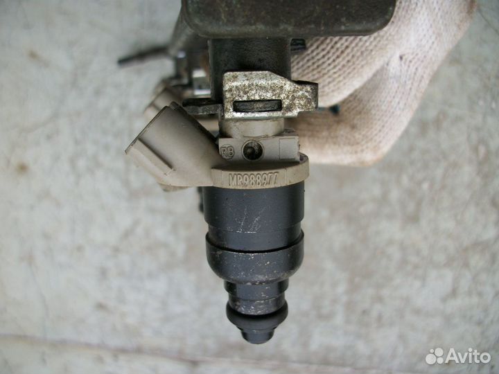 Рампа топливная в сборе Mitsubishi Colt Lancer 10