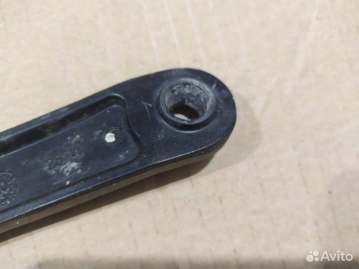 Поводок стеклоочистителя правый Renault Fluence