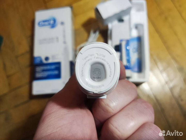 Электрическая зубная щетка Braun Oral-B Pro 1