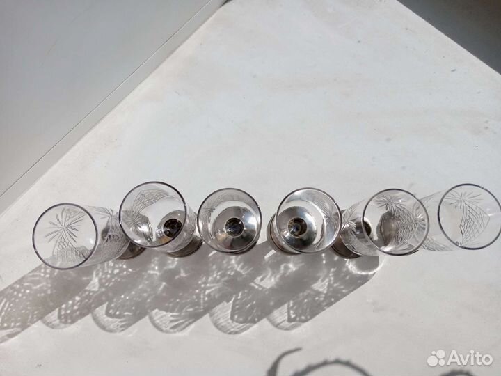 Хрустальные рюмки на металлической ножке