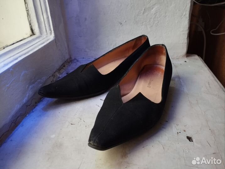 Туфли на низком каблуке 38 острый нос разрез
