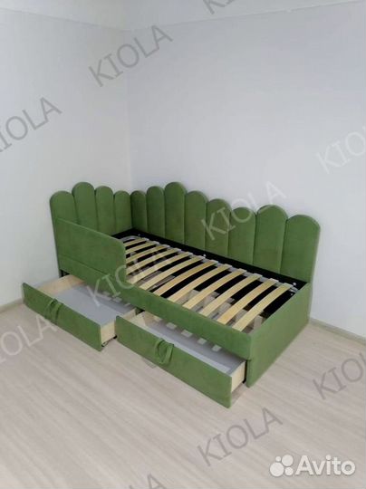 Детская кровать со спинкой