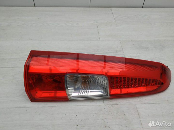 Фонарь левый 30655374 Volvo V70