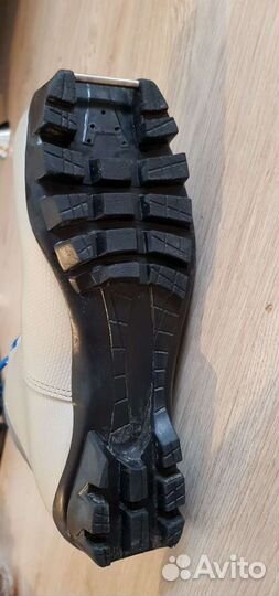 Лыжные ботинки и палочки