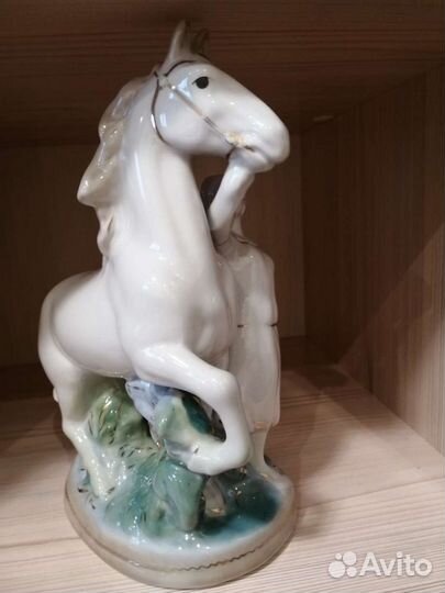 Статуэтка Фарфоровая Конезаводчица старая Гжель