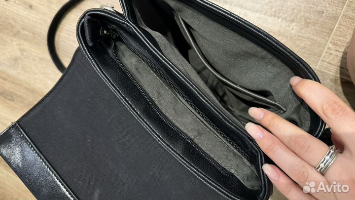 Сумка черная среднего размера