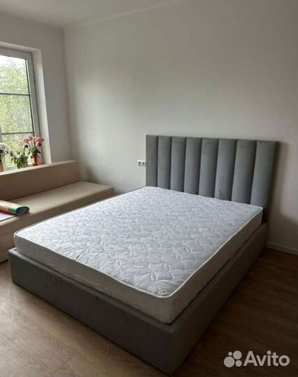 Кровать с молдингом