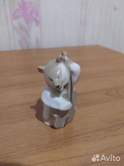 Медведь с контрабасом из квартета