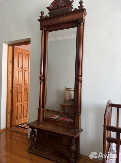 Старинное зеркало ручной работы с туалетным столик