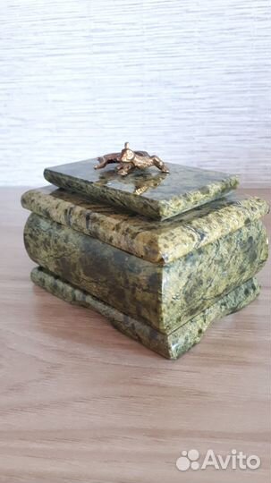 Шкатулка малахитовая