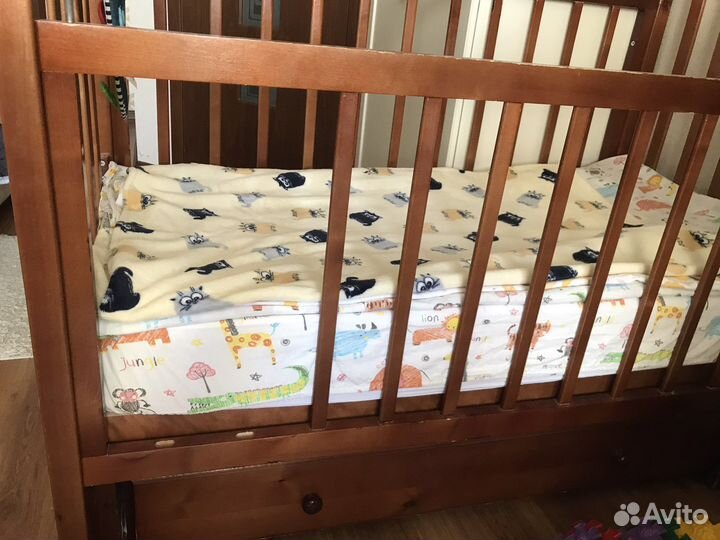 Детская кроватка с маятником и ящиком