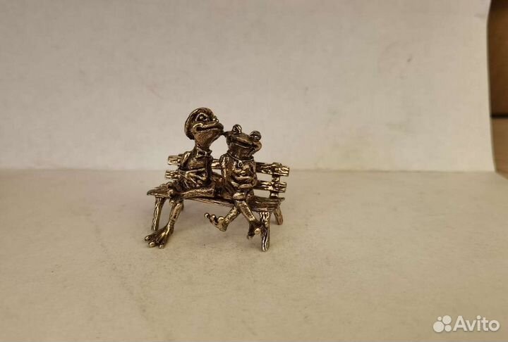 Кролики, котики, совы и др. на скамейке