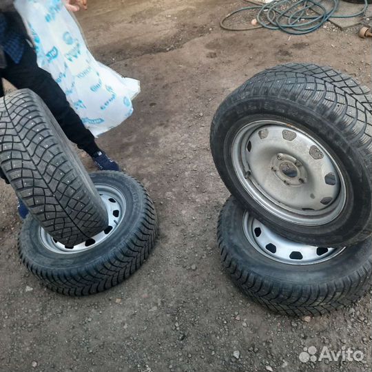 Зимняя резина на дисках 215/ 65 R16