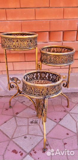 Кованая подставка для цветов