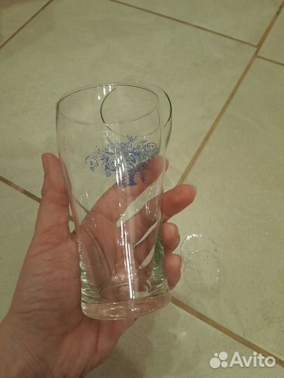 Стеклянные стаканы с синим рисунком