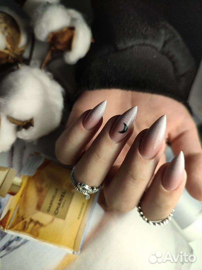 Наращивание ногтей и педикюр