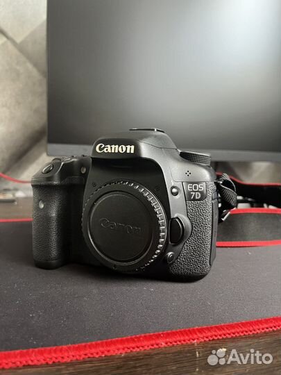 Зеркальный фотоаппарат Canon 7D