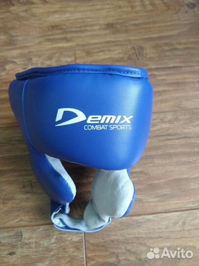 Боксерский шлем новый, боксерские перчатки новые