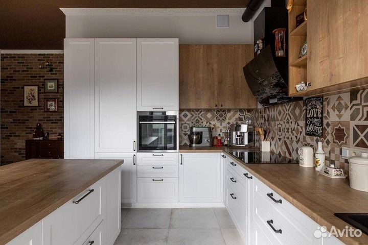 Кухня с каменным островом