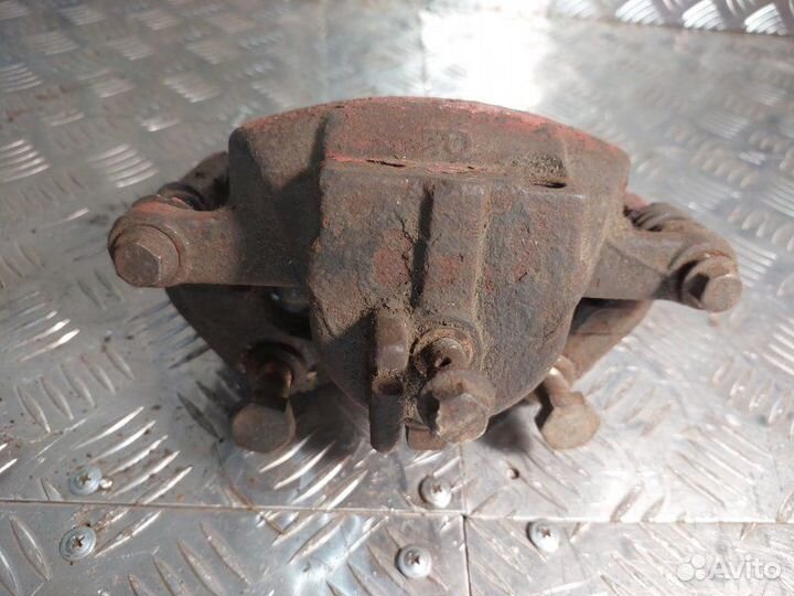 Суппорт тормозной передний правый Nissan Primera