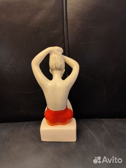 Фарфоровая статуэтка, девушка с зеркалом, 15 см