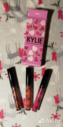 Помада, карандаш Кylie, кисти, спонжи для макияжа