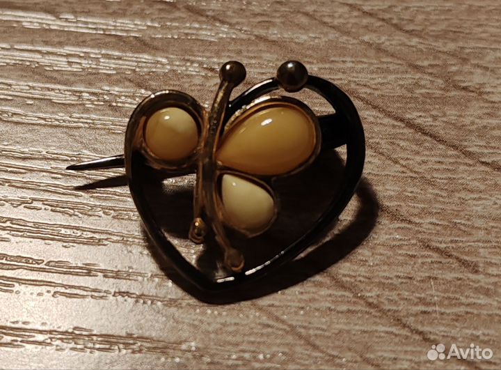 Брошка с янтарём в виде сердечка
