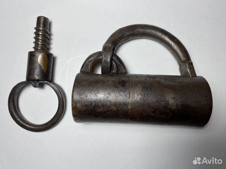 Винтовой замок старинный навесной