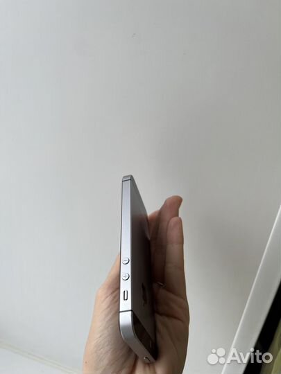 iPhone SE, 64 ГБ