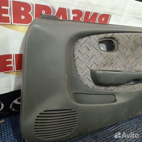 Обшивка двери передняя правая Suzuki Cultus G16A