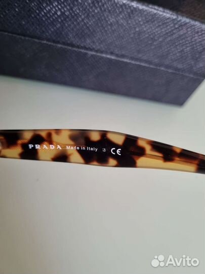 Солнцезащитные очки Prada