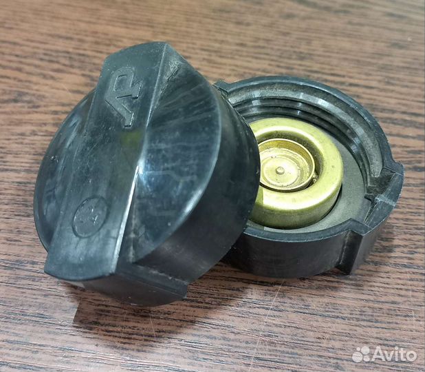 Крышка бачка расширительного Москвич 2141