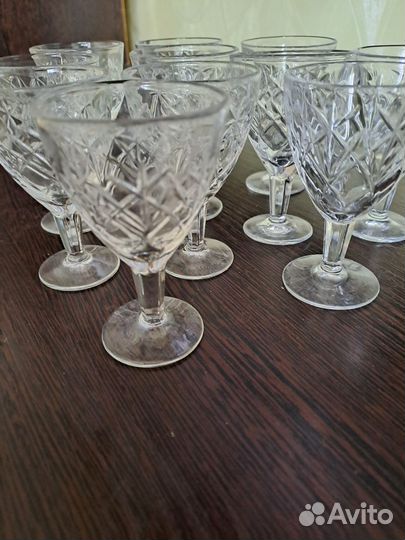 Хрустальные рюмки на ножке