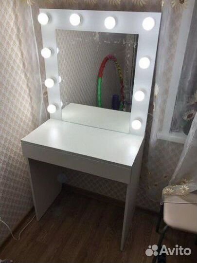 Туалетный столик с лампочками