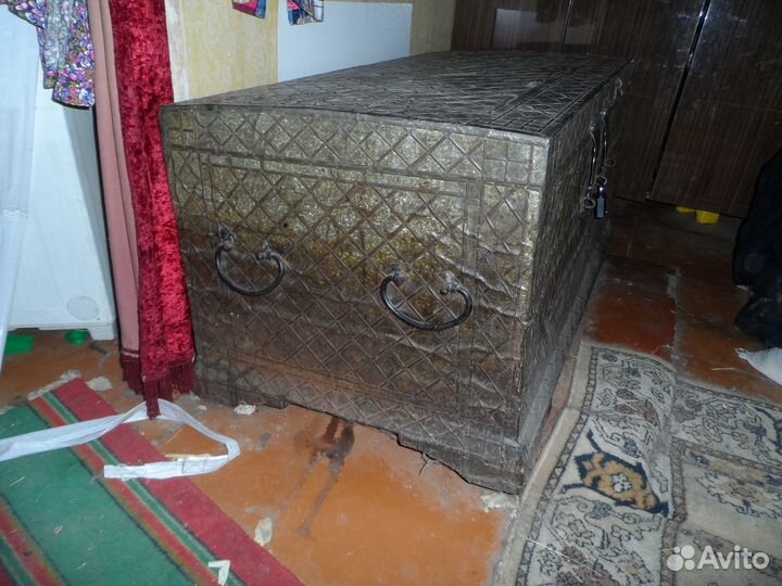 Винтажный сундук старинный