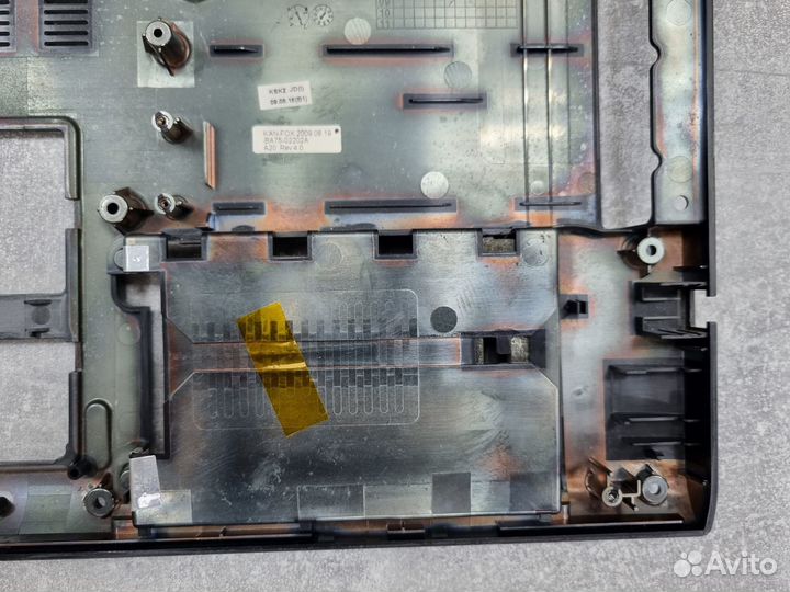 Поддон Samsung R520 BA81-06521A отломаны 2 крепл